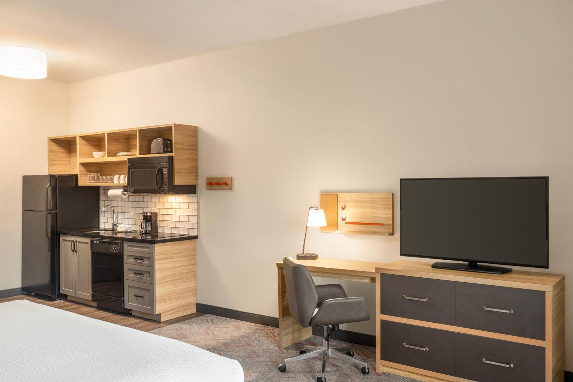 แคนเดิ้ลวูด สวีท เมาน์เพลสแซนต์ Hotel Mount Pleasant ภายนอก รูปภาพ