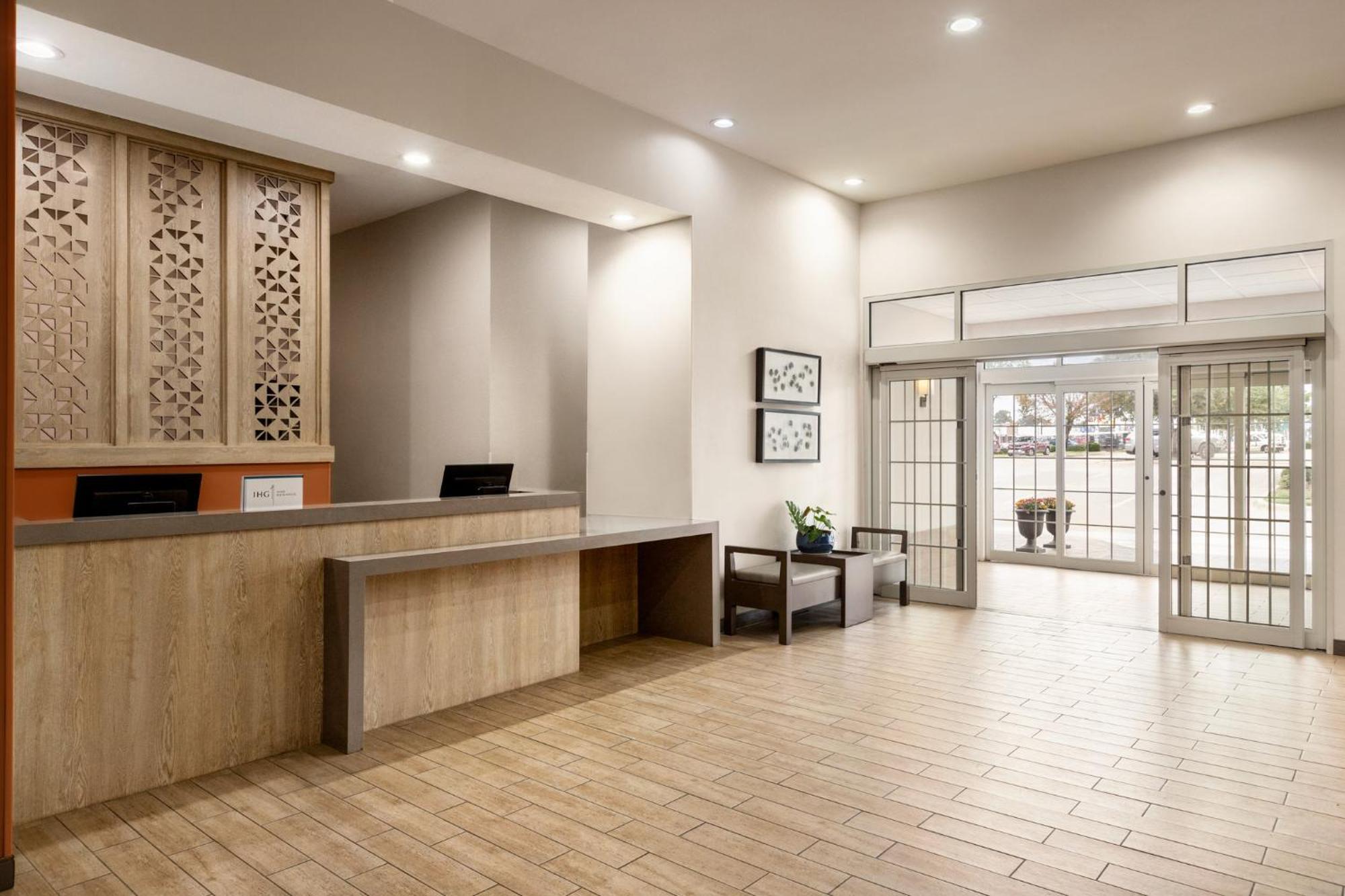 แคนเดิ้ลวูด สวีท เมาน์เพลสแซนต์ Hotel Mount Pleasant ภายนอก รูปภาพ